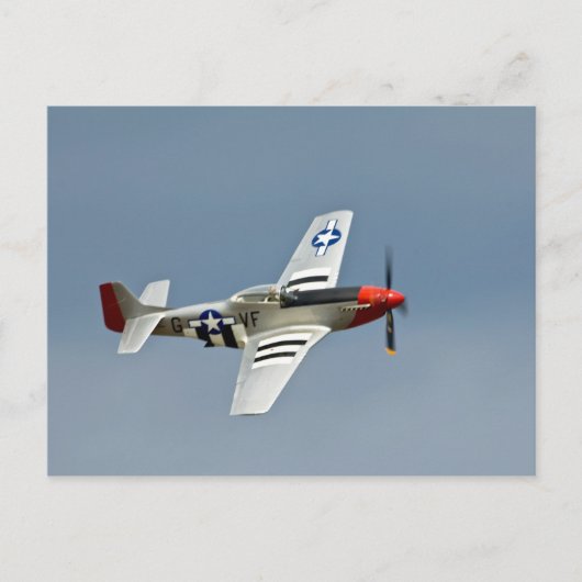 D-DayマーキングのP-51D マスタング戦闘機が飛行 ポストカード (正面)