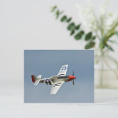 D-DayマーキングのP-51D マスタング戦闘機が飛行 ポストカード (スタンド正面)