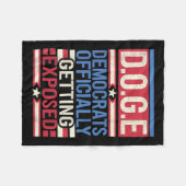 D.o.g.e Doge 反政府効率化アメリカ国旗 グラフィック フリースブランケット (正面(横))