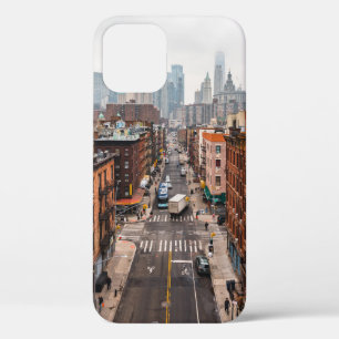 DA中、高層建物間の車 iPhone 12ケース