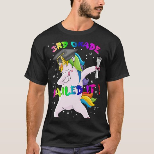 Dab Unicorn 3年生の卒業キャップ釘付け Tシャツ (正面)