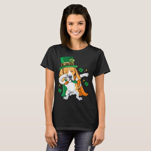 Dabbing Beagle Leprechaun St Patricks Day Tシャツ (正面フル)
