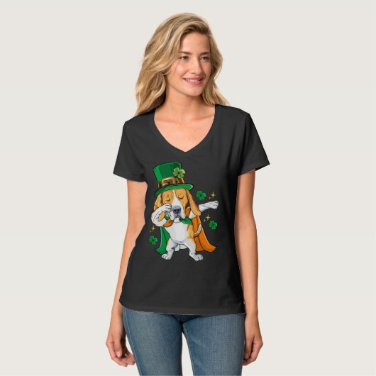 Dabbing Beagle Leprechaun St Patricks Day Tシャツ (正面フル)