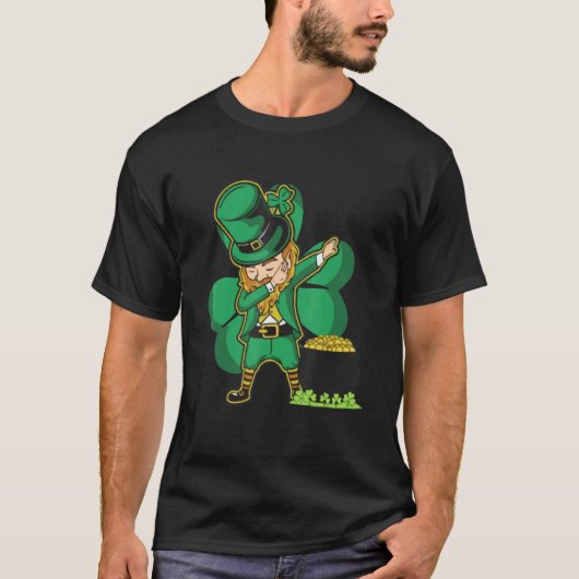 Dabbing Cobalt with clover leaf and pot of gold Tシャツ (正面)