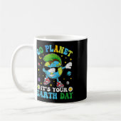 Dabbing Earth Day 2025 Groovy Go Planet Its Your E コーヒーマグカップ (左)