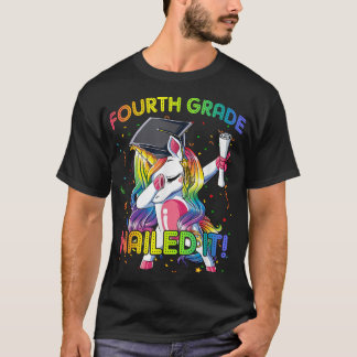 Dabbing Fourth Grade Unicorn Graduation Class 2022 Tシャツ