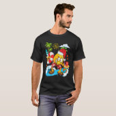 Dabbing Santa Pineapple Playing On Beach Christmas Tシャツ (正面フル)