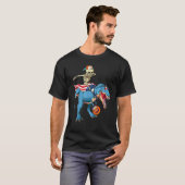 Dabbing Skeleton Riding Mummy Dinosaur T Rex Scary Tシャツ (正面フル)