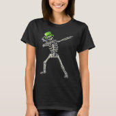 Dabbing Skeleton Wearing Green Hat St Patrick's D Tシャツ (正面)