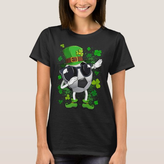 Dabbing Soccer Ball Leprechaun Saint Patrick's Day Tシャツ (正面)