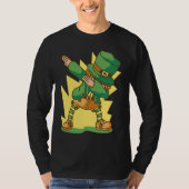 Dabbing St Patricks Day man Tシャツ (正面)