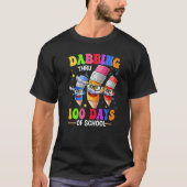 Dabbing Thru 100 Days Of School Crayon Teacher Kid Tシャツ (正面)