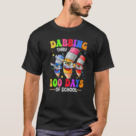 Dabbing Thru 100 Days Of School Crayon Teacher Kid Tシャツ (正面)