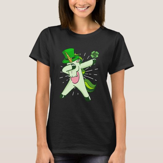 Dabbing unicorn shamrock St Patrick's Day Tシャツ (正面)