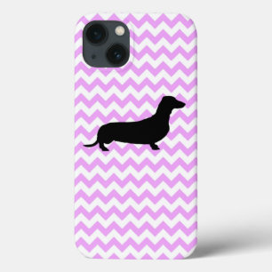 Dachshandシルエット付きピンクのシェブロン iPhone 13ケース