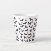 DachshundとPaw印刷パターンマグ カフェラテマグ (正面)