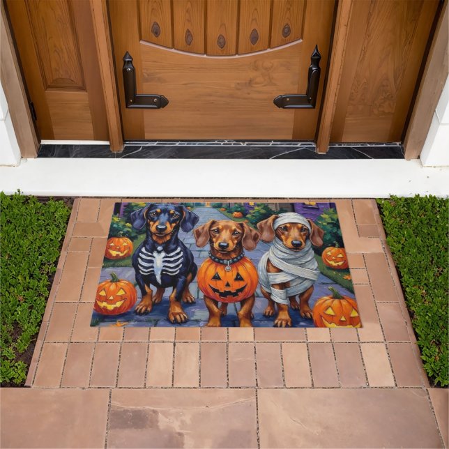 Dachshund Dogs Trick-or-Treating in Halloween ドアマット (室外)