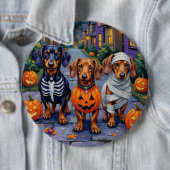Dachshund Dogs Trick-or-Treating in Halloween 缶バッジ (インサイチュ)