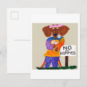 Dachshund Hippie at No Hippies Sign インビテーションポストカード (正面/裏面)