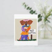 Dachshund Hippie at No Hippies Sign インビテーションポストカード (スタンド正面)
