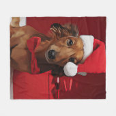 Dachshund Sitting In Front Of A Christmas Gift Pos フリースブランケット (正面(横))