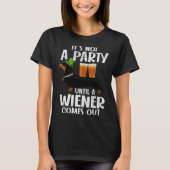 Dachshund St Patricks Day Not Party Until Wiener C Tシャツ (正面)