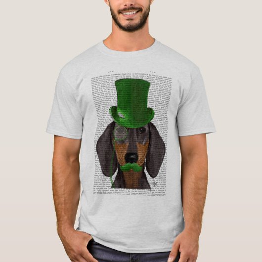 Dachshund with Green Top Hat Black Tan 2 Tシャツ (正面)