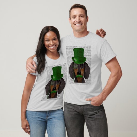 Dachshund with Green Top Hat Black Tan 2 Tシャツ (ユニセックス)