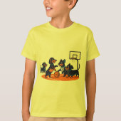 Dachshunds playing Basket Ball Tシャツ (正面)