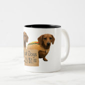 Dachshunds sold as hot dogs ツートーンマグカップ (正面右)