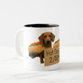 Dachshunds sold as hot dogs ツートーンマグカップ (正面左)