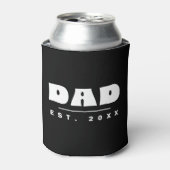 Dad | カスタム設立年 白黒 缶クーラー (缶正面)