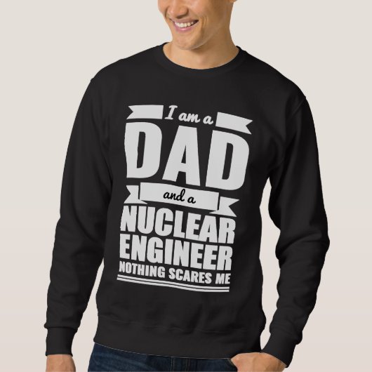 Dad and Nuclear Engineer Nothing Scares Me Father' スウェットシャツ (正面)