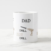 Dad Drill Baby Drill Funny DIY Tool Lover ジャンボコーヒーマグカップ (正面)