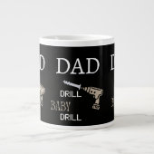 Dad Drill Baby Drill Funny Tool Lover Gift for Him ジャンボコーヒーマグカップ (正面)