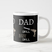 Dad Drill Baby Drill Funny Tool Lover Gift for Him ジャンボコーヒーマグカップ (右)