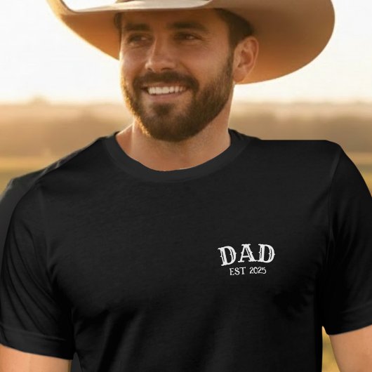 Dad Est 2025 Bold Text Tシャツ