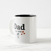 Dad Est. 2026 マグカップ | 新米パパへのギフト | 赤ちゃんの足跡 (正面左)