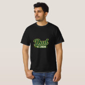 Dad EST. 2026 レトロタイポグラフィ Tシャツ (正面フル)