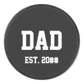 Dad Est. 20xx 創立年 ブラック&ホワイト アイスホッケーパック (正面)