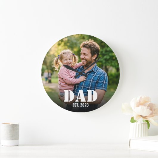 Dad Established シンプルな太字のタイポグラフィと写真 ラージ壁時計 (ホーム)