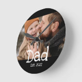Dad Established 写真 白 黒 太字 テキスト ラウンド壁時計 (傾斜)
