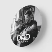 Dad Established Black White Bold Photo ラウンド壁時計 (傾斜)