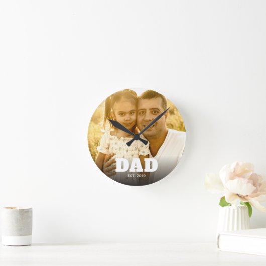 Dad Established Modern Bold Text Photo ラウンド壁時計 (ホーム)