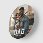 Dad Established Modern Bold White Photo ラウンド壁時計 (傾斜)
