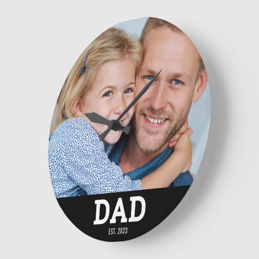 Dad Established Modern White Photo Round ラージ壁時計 (傾斜)