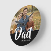 Dad Established Modern White Script Photo ラウンド壁時計 (傾斜)