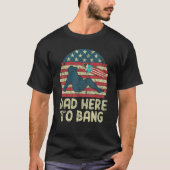 Dad Here To Bang Fireworks American Flag Tシャツ (正面)
