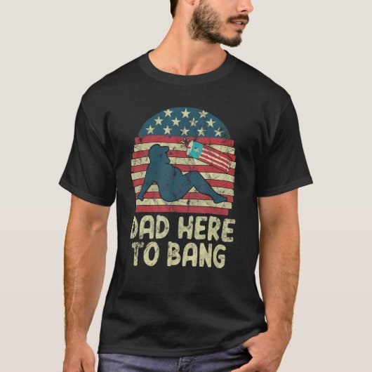 Dad Here To Bang Fireworks American Flag Tシャツ (正面)