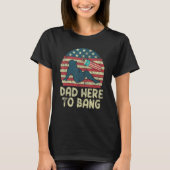 Dad Here To Bang Fireworks American Flag Tシャツ (正面)